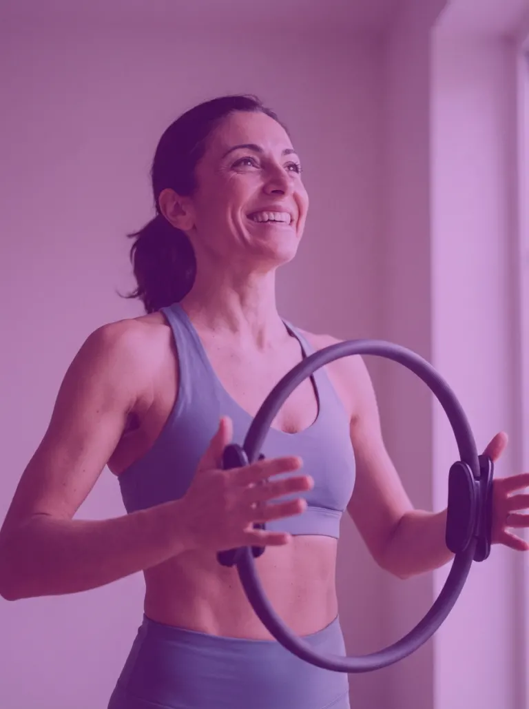 Donna sorridente con l'anello pilates