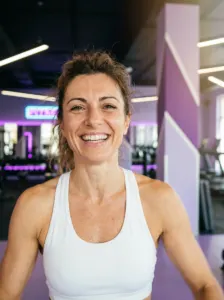 Primo piano di una donna sorridente in palestra