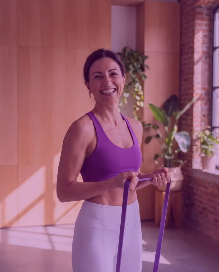 Donna sorridente con l'elastico lilla