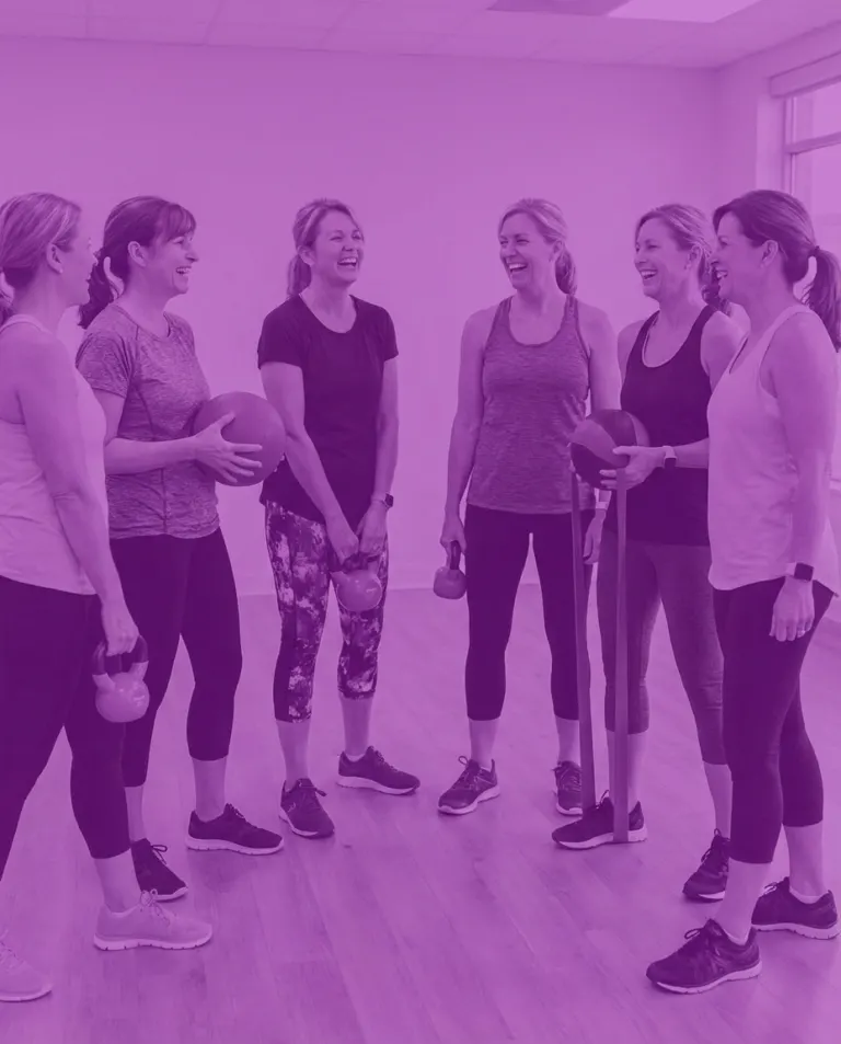 Gruppo di donne che chiacchierano e ridono in palestra